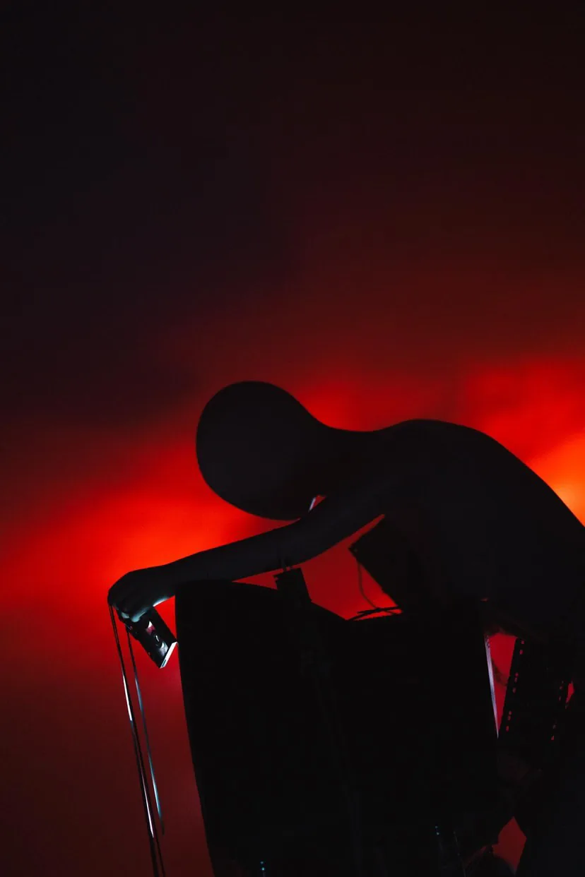 Silueta trabajando en una instalación iluminada en rojo
